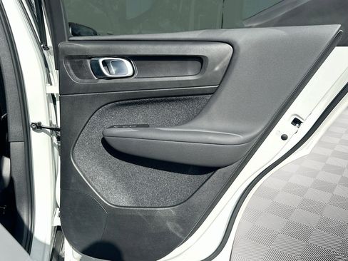 Used 2021 Volvo XC40 T4 R-Design image 32