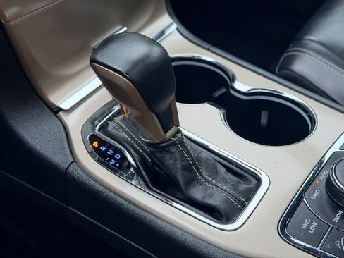 Used 2017 Jeep Grand Cherokee Limited image 18