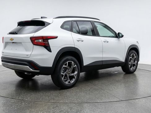 Used 2025 Chevrolet Trax LT FWD image 9