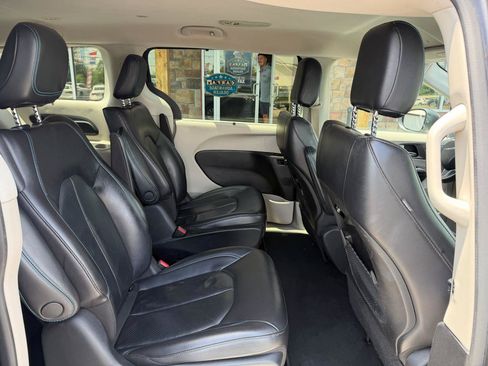 Used 2021 Chrysler Pacifica Touring-L FWD image 19