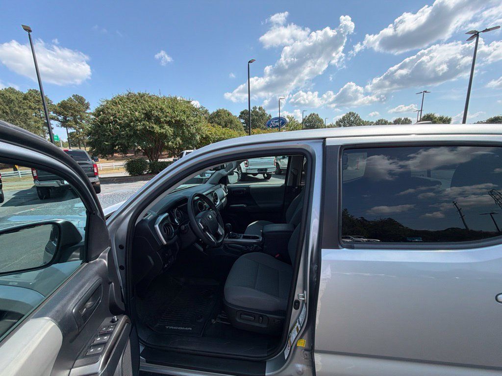 Used 2020 Toyota Tacoma SR5 AWD/4WD image 14