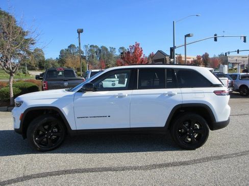 Used 2023 Jeep Grand Cherokee Limited w/ Black Appearance Package image 9