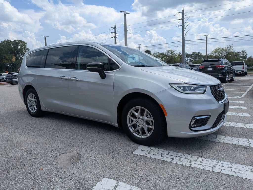 Used 2024 Chrysler Pacifica Touring-L FWD image 8
