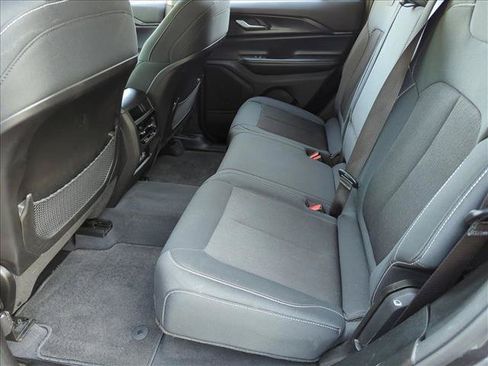 Used 2023 Jeep Grand Cherokee Laredo RWD image 18