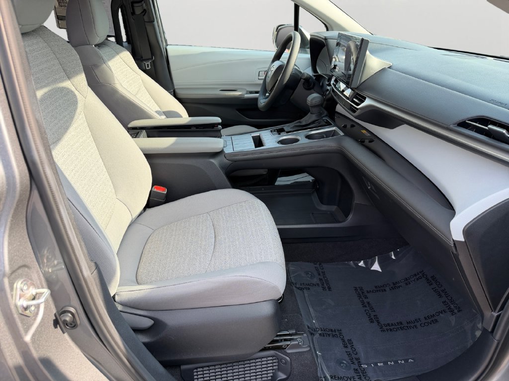 Used 2026 Toyota Sienna LE AWD/4WD image 11