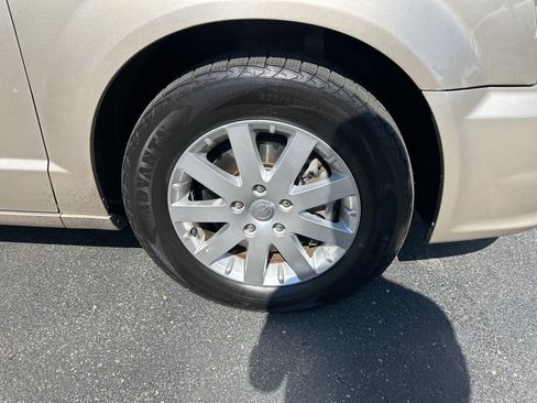 Used 2015 Chrysler Town & Country Touring FWD image 5