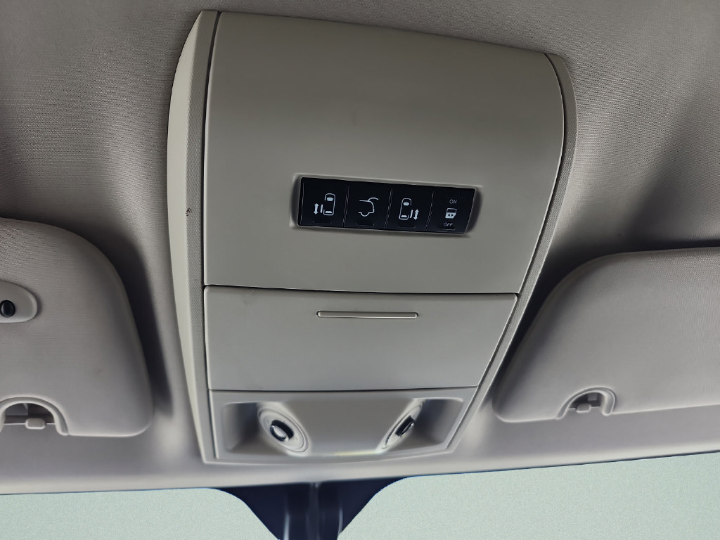 Used 2015 Chrysler Town & Country Touring-L w/ Driver Convenience Group FWD image 17