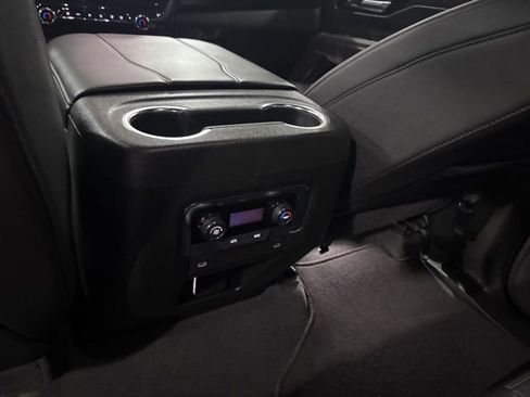 Used 2025 Chevrolet Suburban Z71 image 33