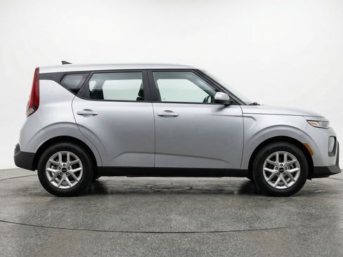 Used 2025 Kia Soul LX w/ LX Technology Package FWD image 11
