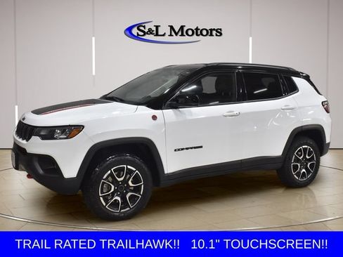 Used 2025 Jeep Compass Trailhawk AWD/4WD image 3