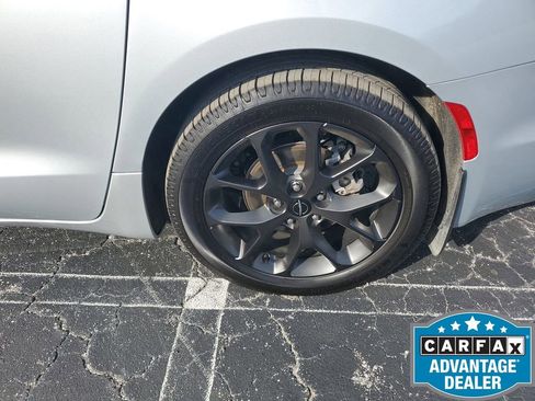 Used 2023 Chrysler Pacifica Limited w/ S Appearance Package image 20