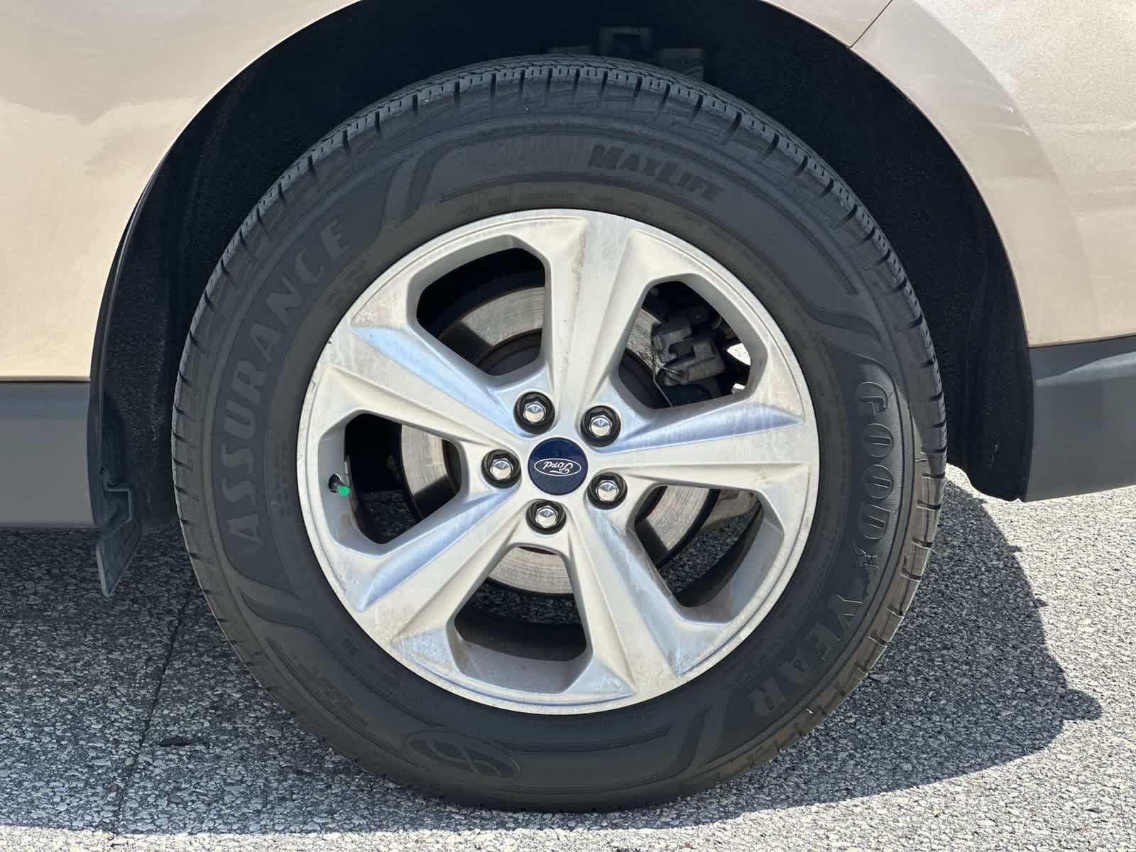 Used 2020 Ford Edge SE FWD image 2
