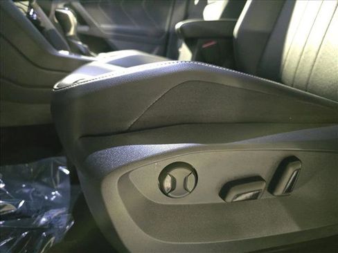 Used 2022 Volkswagen Tiguan SE R-Line image 30