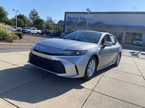 Used 2025 Toyota Camry LE FWD image 4