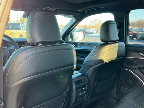 New 2025 Jeep Grand Cherokee Limited w/ Black Appearance Package image 38