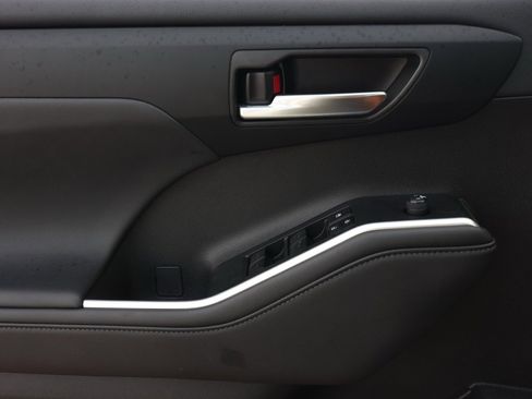 Used 2024 Toyota Highlander XLE image 24