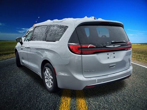 Certified 2024 Chrysler Pacifica Touring-L image 30