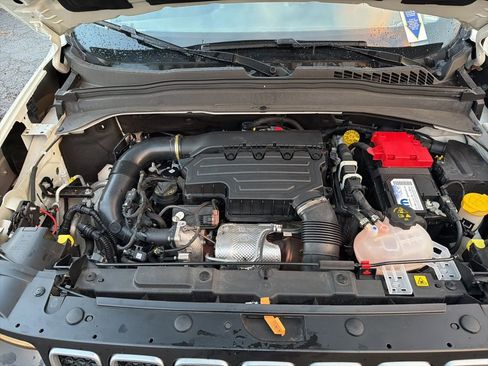 Certified 2022 Jeep Renegade Latitude w/ Convenience Group image 12