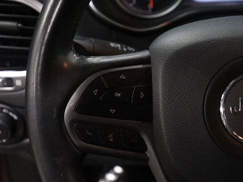 Used 2019 Jeep Cherokee Limited image 28