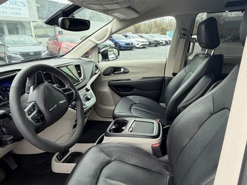 Used 2024 Chrysler Pacifica Touring-L image 3
