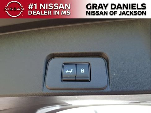 Used 2024 Nissan Rogue Platinum w/ Platinum Premium Package FWD image 9