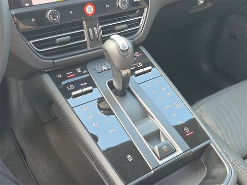 Used 2025 Porsche Macan image 32