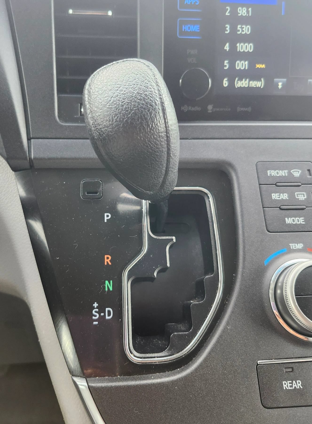 Used 2016 Toyota Sienna LE w/ Four Season Floor Mat Package FWD image 28