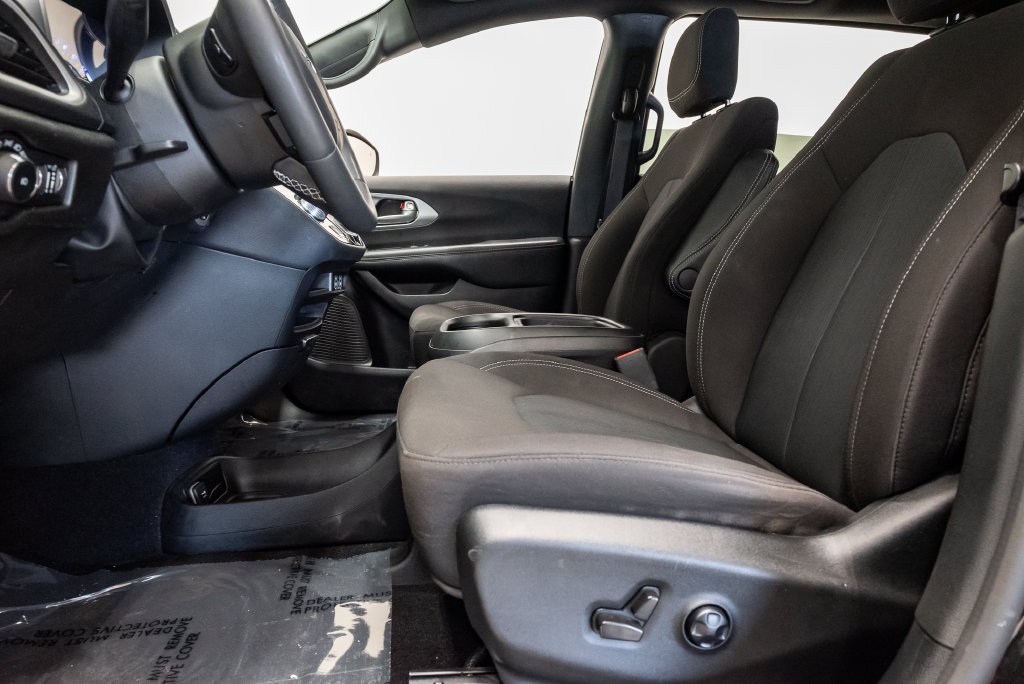 Used 2023 Chrysler Pacifica Touring FWD image 13