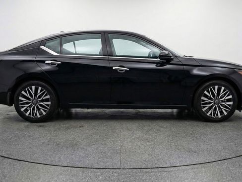 Used 2025 Nissan Altima 2.5 SV FWD image 11