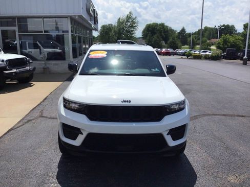 Certified 2024 Jeep Grand Cherokee Altitude AWD/4WD image 2