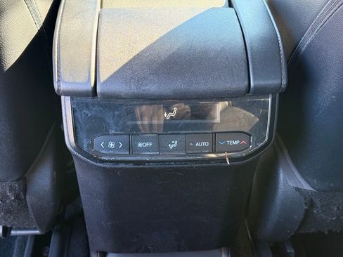 Used 2021 Toyota Highlander XLE image 17