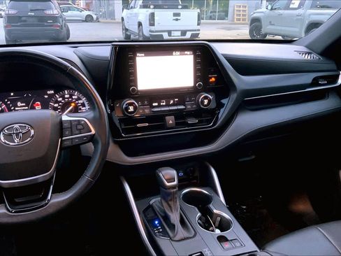 Used 2022 Toyota Highlander XSE FWD image 7