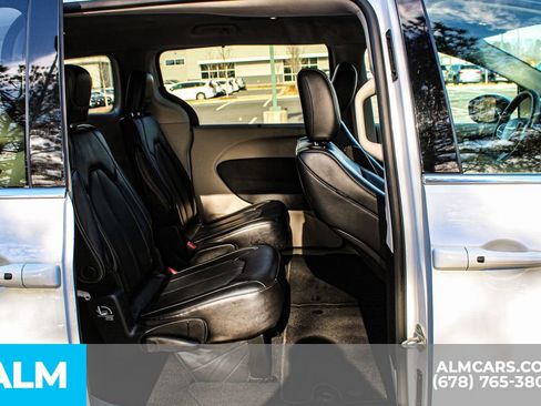 Used 2023 Chrysler Pacifica Touring-L image 21