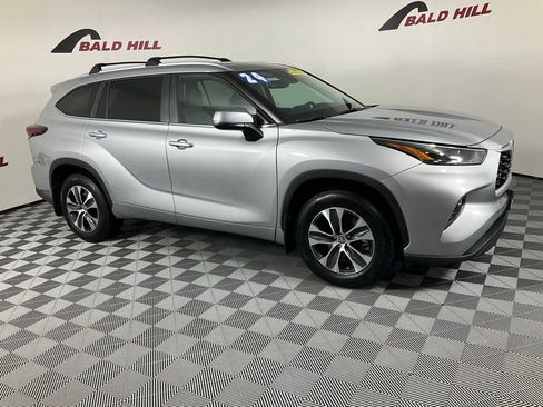 Used 2024 Toyota Highlander XLE image 1