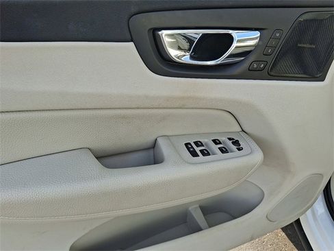 Used 2019 Volvo XC60 T5 Inscription image 11