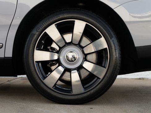 Used 2024 Rolls-Royce Cullinan AWD/4WD image 35