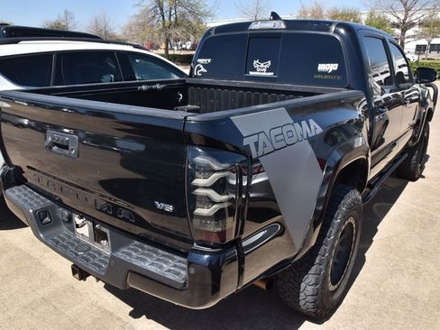 Used 2019 Toyota Tacoma TRD Sport w/ Technology Package image 5