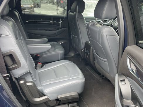Used 2022 Buick Enclave Essence AWD/4WD image 13
