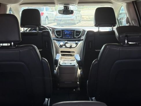Used 2017 Chrysler Pacifica Touring-L Plus FWD image 8