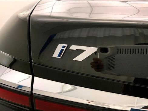Certified 2023 BMW i7 xDrive60 w/ Executive Package 2 AWD/4WD image 7