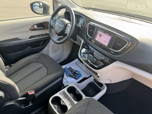 Used 2022 Chrysler Voyager LX FWD image 13