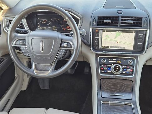 Used 2019 Lincoln Continental Select image 25