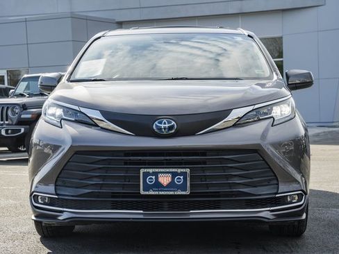 Used 2021 Toyota Sienna XLE image 2