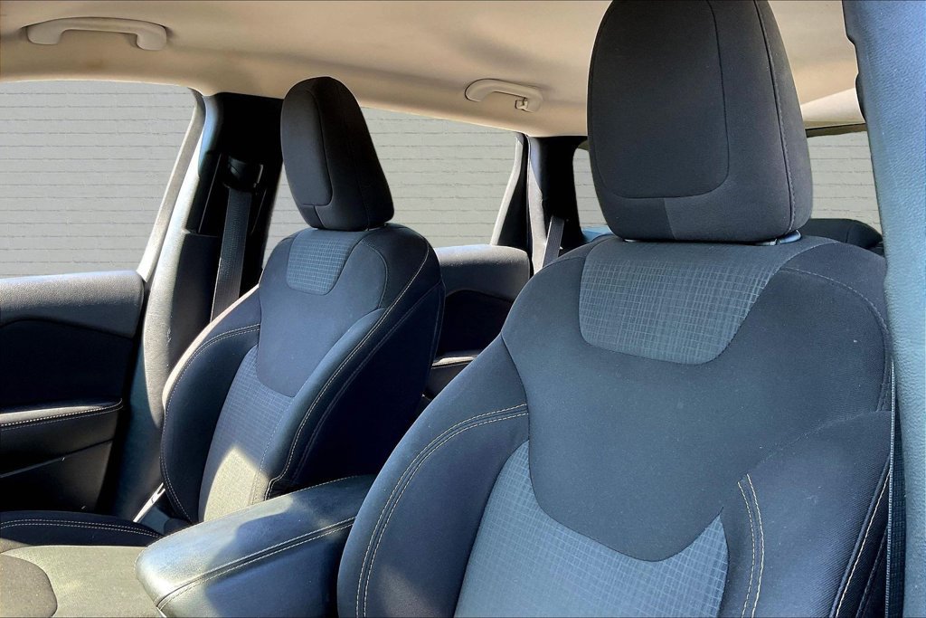 Used 2017 Jeep Cherokee Latitude w/ Cold Weather Group AWD/4WD image 20