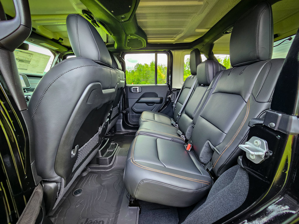 New 2026 Jeep Wrangler Unlimited Sahara AWD/4WD image 32