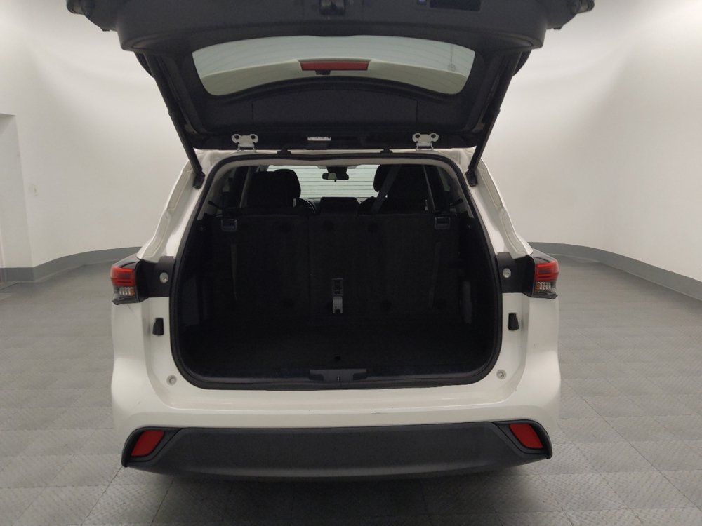 Used 2021 Toyota Highlander LE FWD image 29