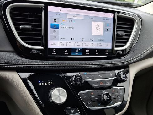 Used 2023 Chrysler Pacifica Touring-L FWD image 28