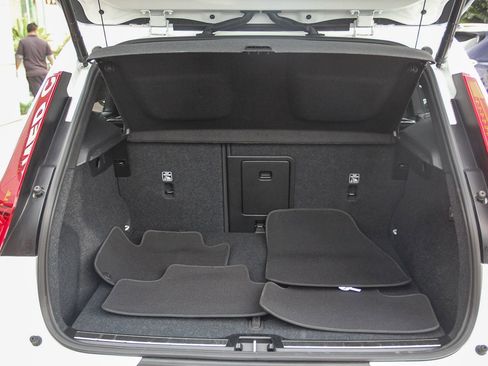 Used 2025 Volvo XC40 B5 Plus image 25