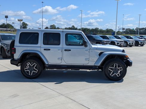 Used 2024 Jeep Wrangler Unlimited Sahara AWD/4WD image 6