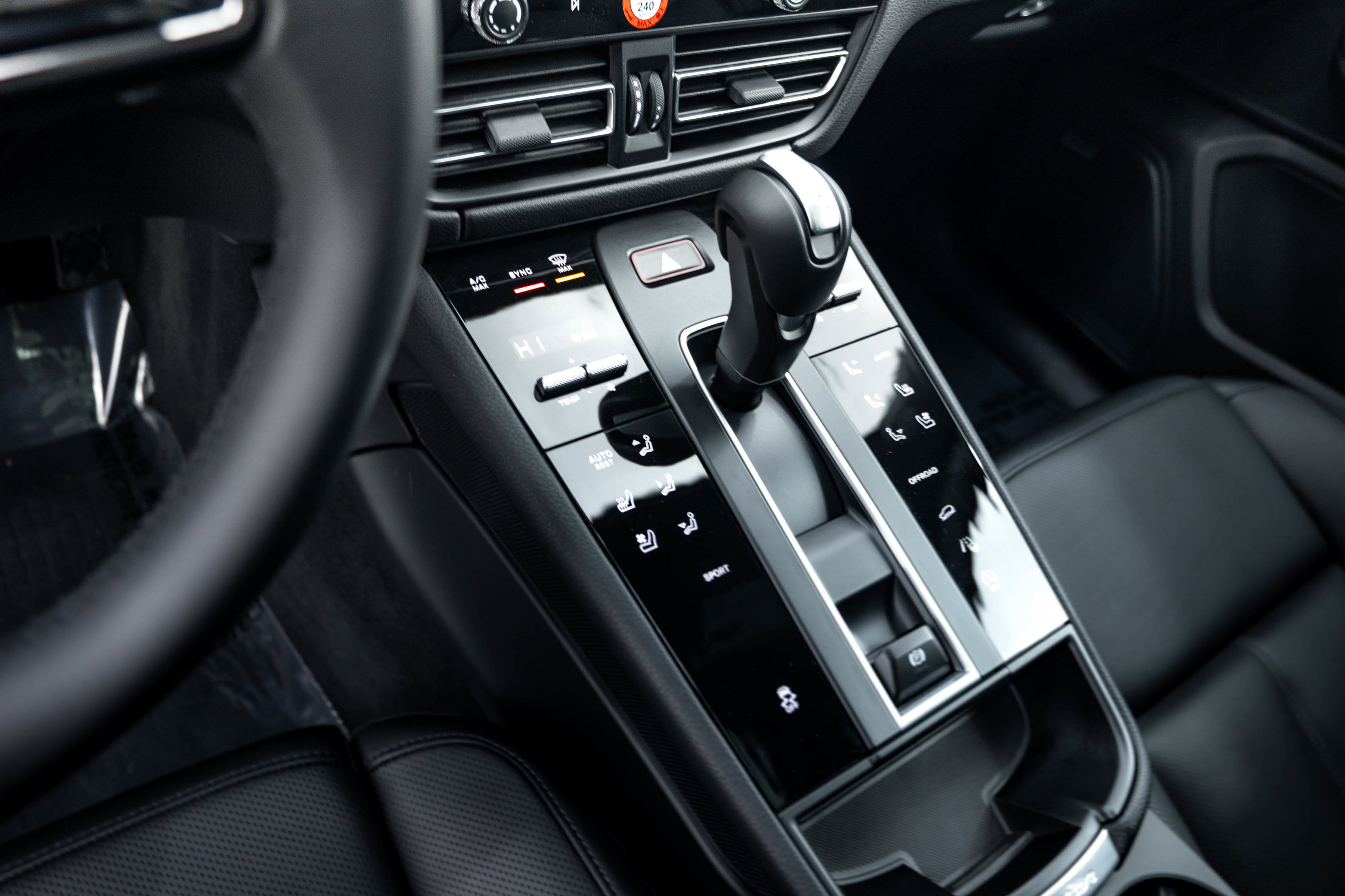 Certified 2026 Porsche Macan AWD/4WD image 13